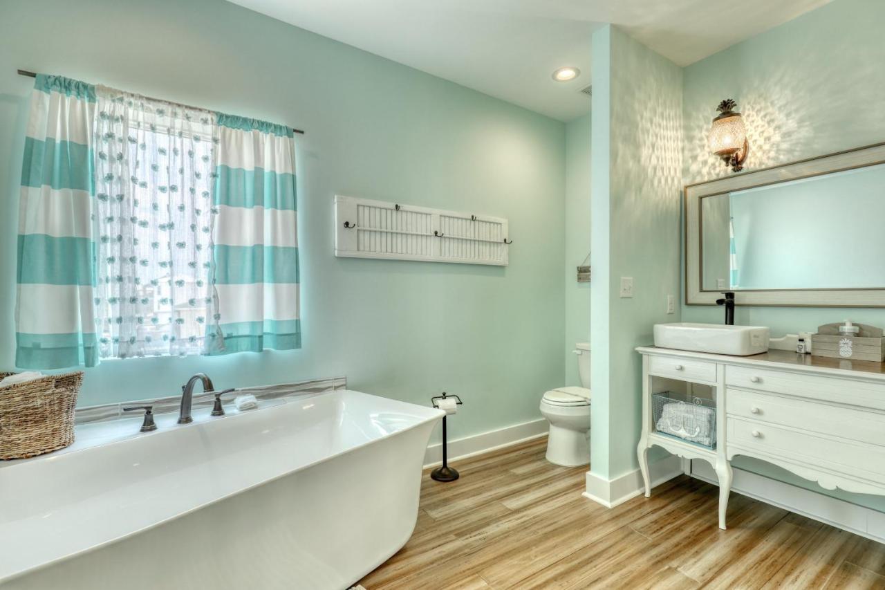 Salty Seahorse - Waterfront! Pet Friendly! Game Room, Pool Table, Beautiful Views - Room For The Whole Family Home Dauphin Island Bagian luar foto